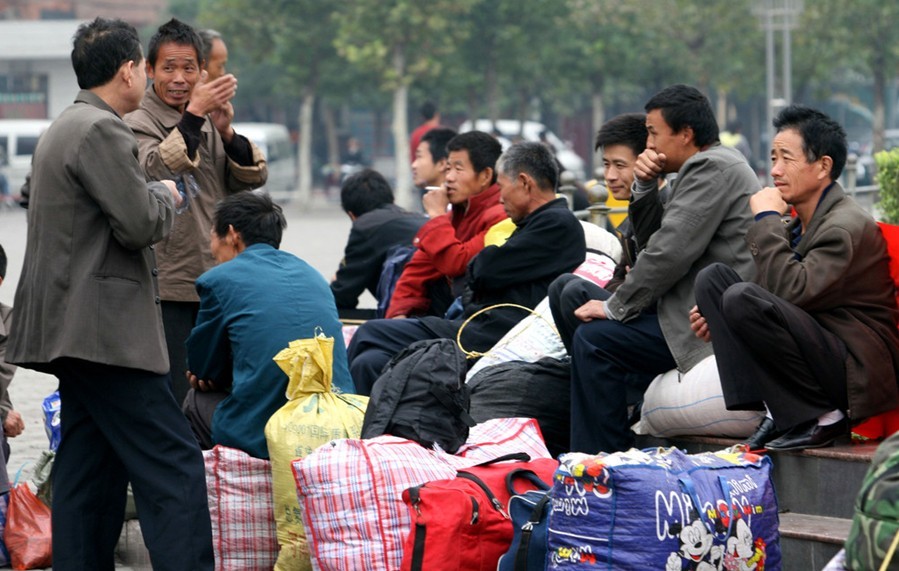 中国不足3成为城镇户籍 超7成农民工不愿回乡