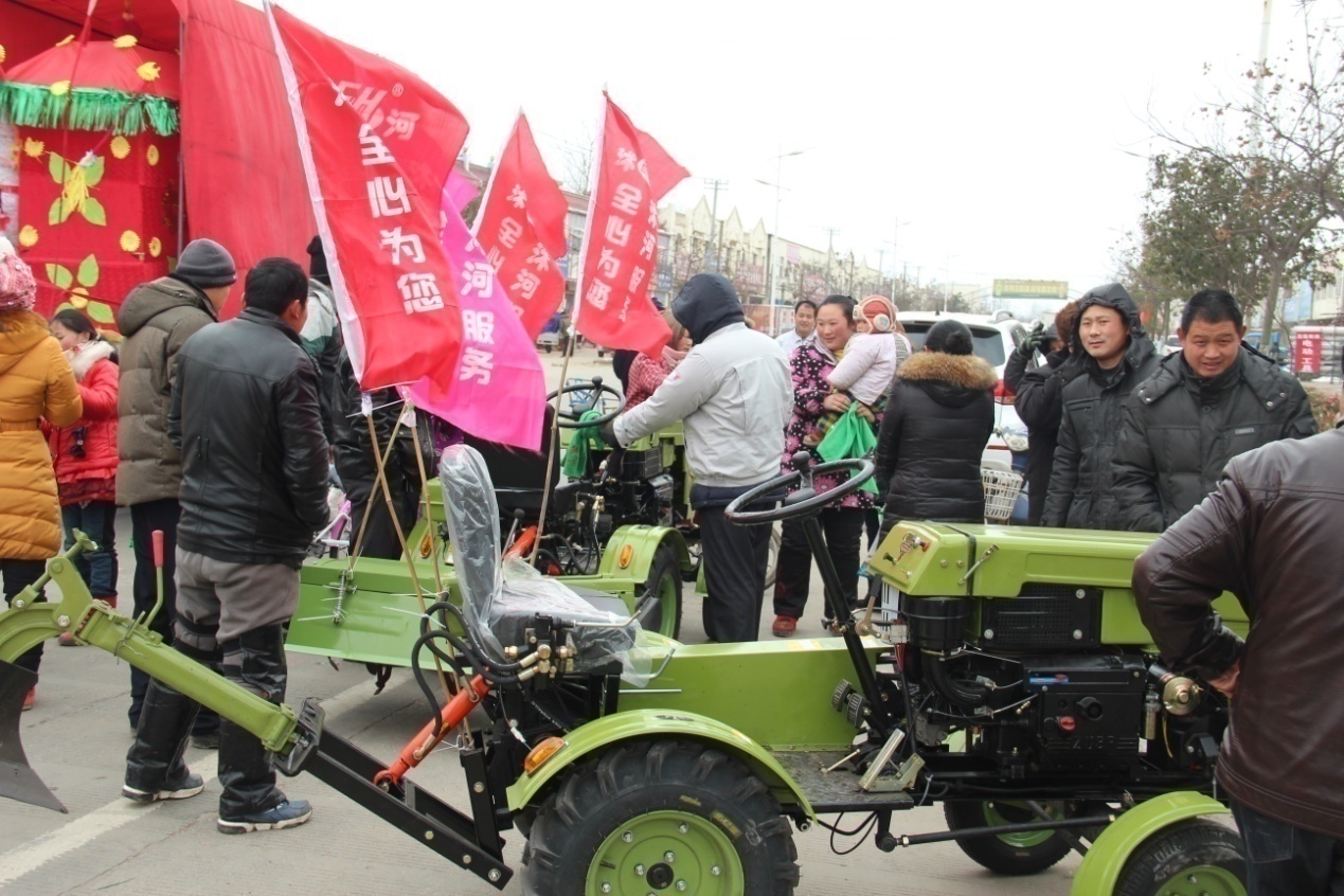 全新小四轮吸引众多农民围观