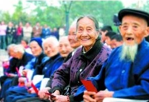 城乡养老并轨 居民与职工养老保险可转换