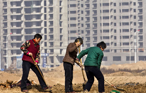 李扬：掌握土地权利的农民不愿城镇化