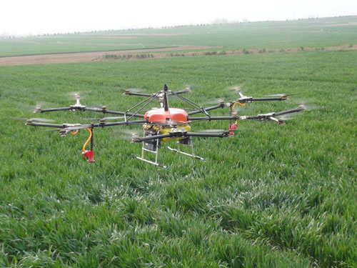农用无人机把科技的恩惠洒向大地.jpg