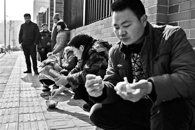 蒜农被韩国退货后负债百万 赴韩使馆抗议