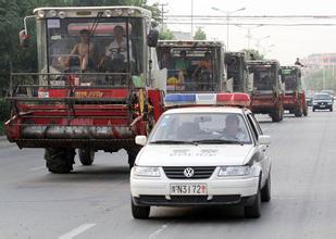 河南：有组织收割机编队过镜 警车将开道护送.jpg