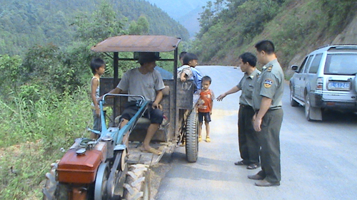 农机安全监理将上路监管拖拉机.jpg