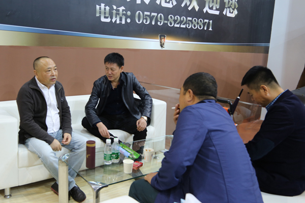 莱恩农业装备有限公司董事长杨仲雄与来宾洽谈