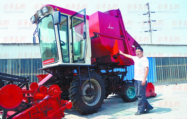 朱洪建向记者介绍他研发的新型农机.jpg