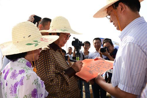 柬埔寨副首相索安挥笔题词“现代农业需要现代科技”.jpg