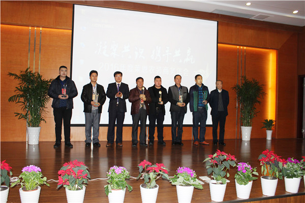 6六个“市场开拓奖”经销商代表.JPG