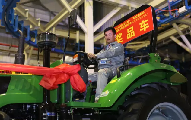干凤峰与冠军奖品耕王RM904拖拉机合影.png