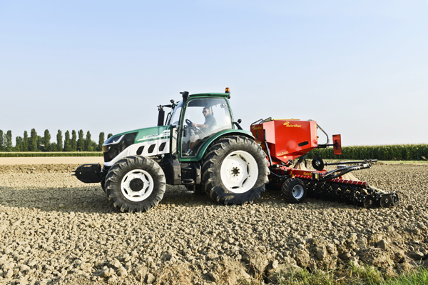 比传统拖拉机,雷沃阿波斯拖拉机的舒适度和耕作效率大幅提升.jpg