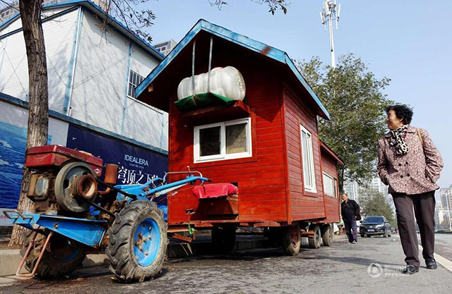 瓜农将拖拉机改成“房车” 一室一厅好洋气1.jpg