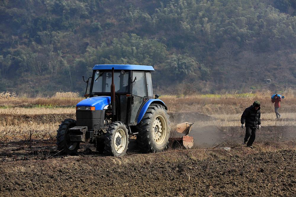 置办拖拉机收获机政府补贴 宝坻区农民春耕忙