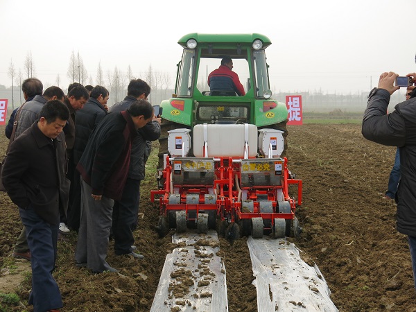 湖北省农机购置补贴和“三个百万”全面启动5.jpg