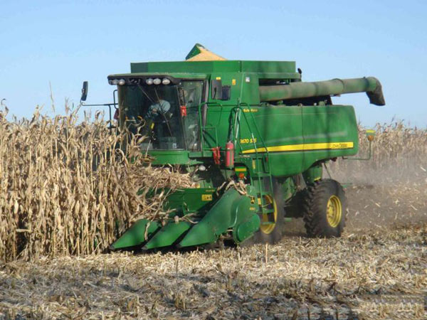 玉米收获机使用的关键点.jpg