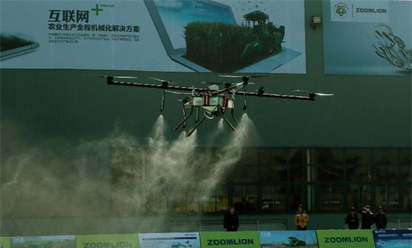 中联重科重机公司展示农业无人机