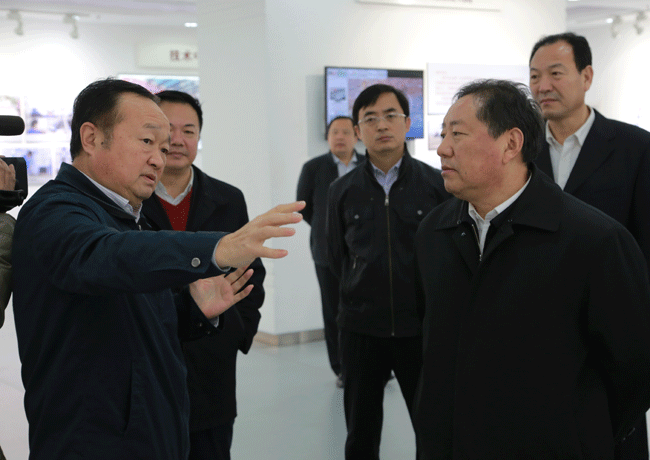 姜卫东董事长向李世瑛等领导介绍企业发展情况.gif