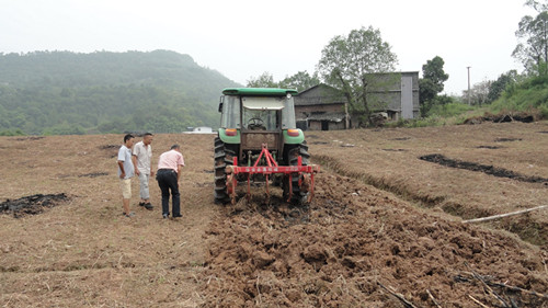 重庆市5年内将完成150万亩农机深松整地.jpg