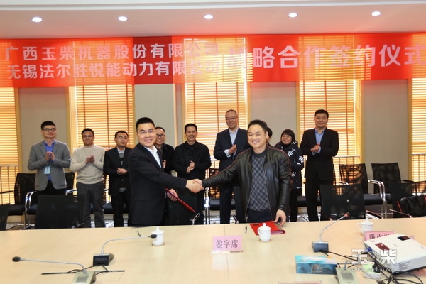 唐作兴（前右）、吕其丰（前左）代表双方企业签署合作框架协议.jpg