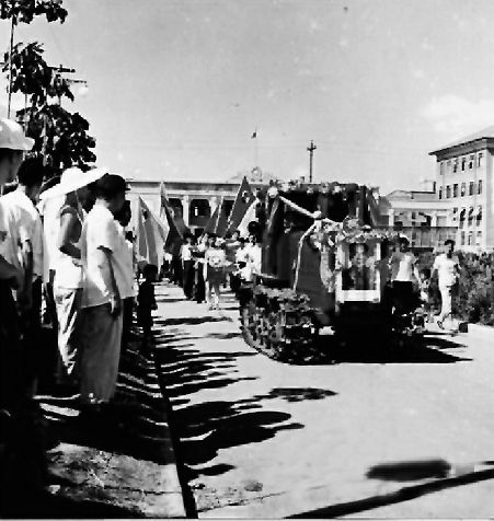 1958年7月20日，第一辆东方红拖拉机开出厂房.jpg