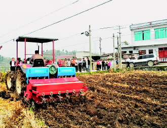 贵州探索山地农业机械化发展模式.jpg