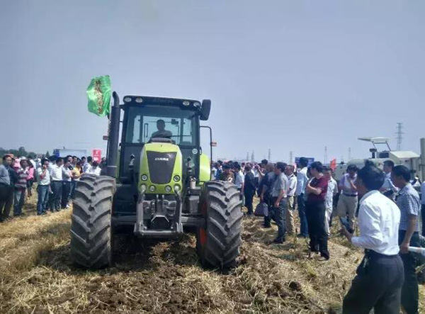 科乐收(CLAAS)-ARION-640C拖拉机灭茬深松整地演示会上引围观2.jpg