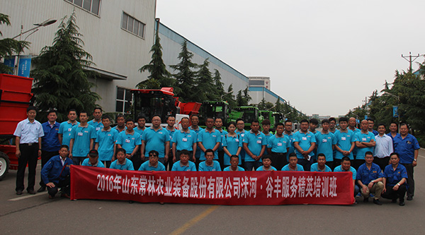 王波总经理同学员合影.jpg