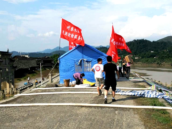 争分夺秒战洪魔1.jpg