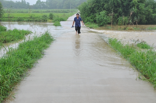 7月14日，事发路段，村民趟水过桥。此时没顶的洪水已经退去，一切仿佛归于平静.jpg