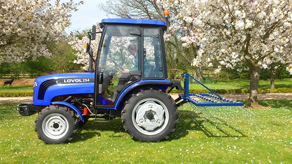 用户驾驶雷沃拖拉机在土耳其果园里清理杂草.jpg