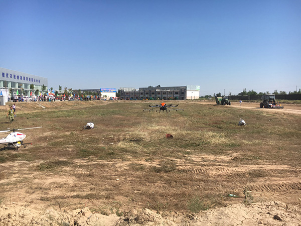 天途植保无人机亮相2016新疆农业机械博览会3.jpg