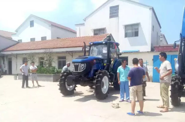 雷沃欧豹国三大马力拖拉机准时交付用户.jpg