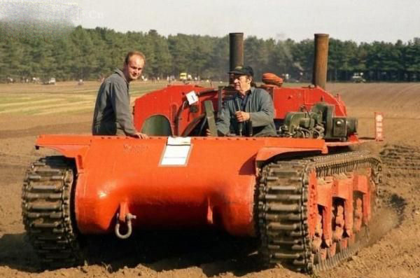 老外真会玩：将二战时期的谢尔曼坦克改成敞篷耕地机1.jpg