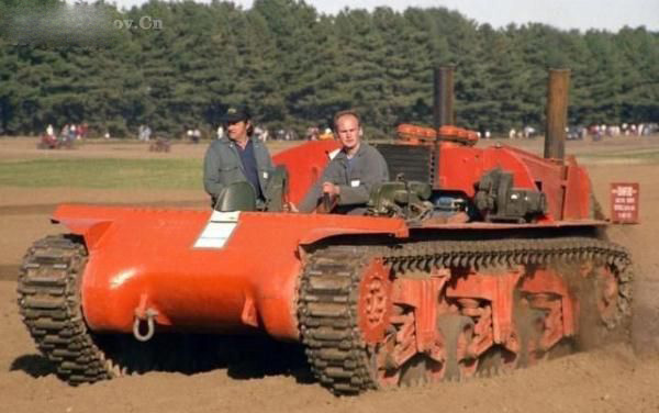 老外真会玩：将二战时期的谢尔曼坦克改成敞篷耕地机2.jpg