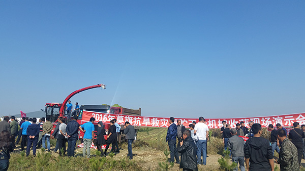 抗旱赈灾 牧神青黄贮机成功助力农牧民抢收灾田8.jpg
