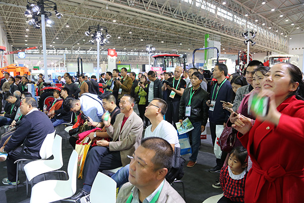 五征十五款产品引爆2016中国国际农业机械展览会4.jpg