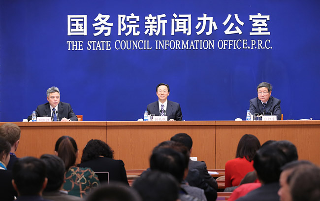韩长赋在国新办发布会上就《关于完善农村土地所有权承包权经营权分置办法的意见》答记者问.jpg