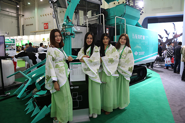 青贮机亮相2016中国国际农业机械展览会.jpg