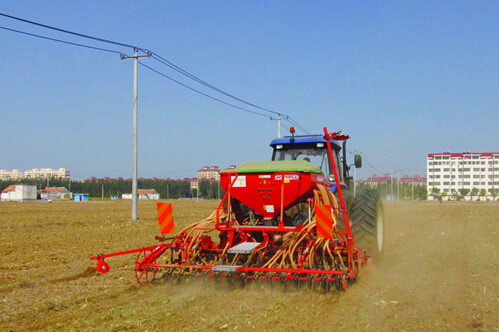 新型小麦种植设备 日播种面积可达300多亩.jpg