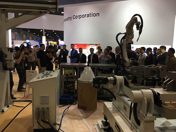 中国一拖智能产品亮相广州机器人、智能装备及制造技术展览会1.jpg