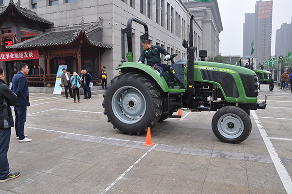 参赛选手驾驶耕王拖拉机在比赛中展现身手.JPG