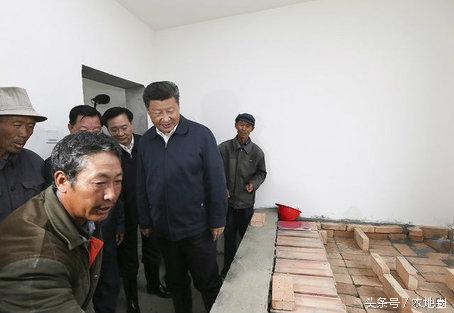 习近平冒雨考察易地扶贫搬迁新村