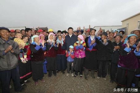 习近平冒雨考察易地扶贫搬迁新村