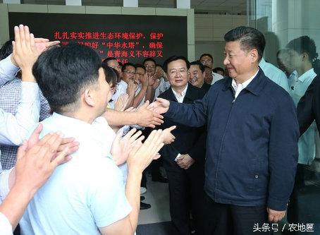 习近平冒雨考察易地扶贫搬迁新村