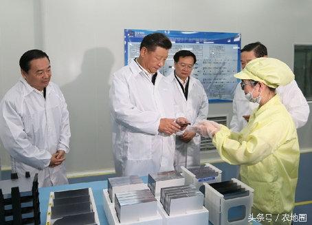习近平冒雨考察易地扶贫搬迁新村