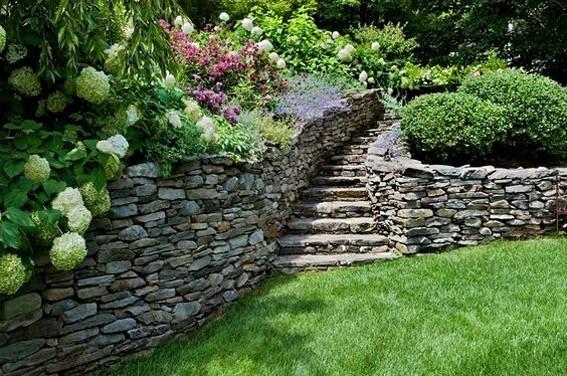 一面石头墙，美了一个院子