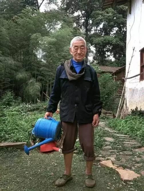 惊！85岁农村老头也能变身时尚先生