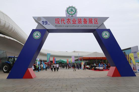 中国首台无人驾驶拖拉机亮相冬交会 高科技产品成展会焦点3.JPG