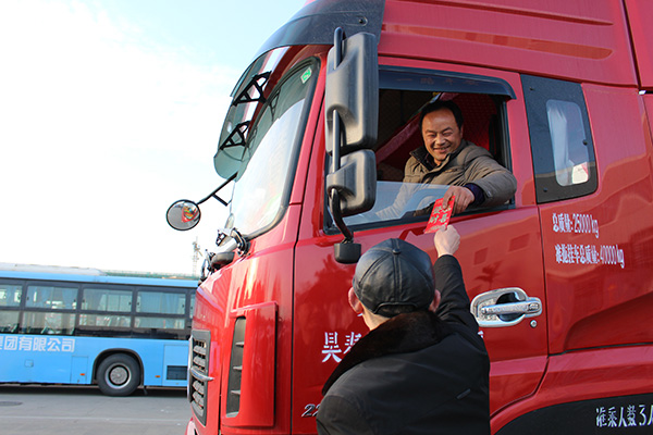 东风农机领导为货运司机发放新年红包，预祝新年开门红.jpg