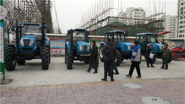 乐星国三拖拉机展示