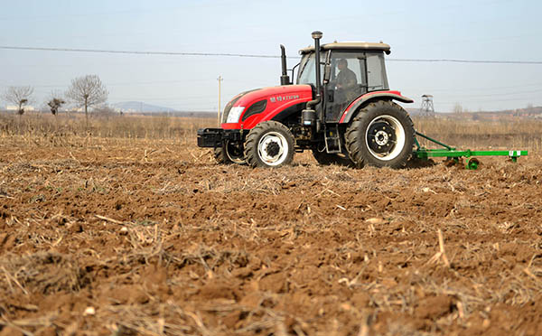 2月18日，河北省沙河市东郝庄村农民驾驶农用机械在田间犁地备播。1.jpg